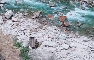 बद्रीनाथ हाईवे पर जेसीबी गिरा खाई में, चालक घायल