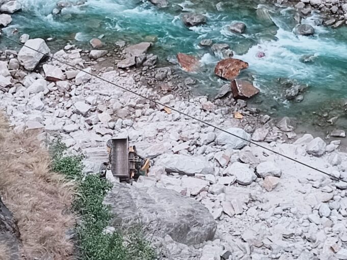 बद्रीनाथ हाईवे पर जेसीबी गिरा खाई में, चालक घायल