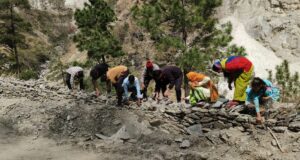 हेलंग उर्गम मोटर मार्ग पर हो रहे निर्माण कार्य की गुणवत्ता पर जनप्रतिनिधियों ने उठाये सवाल