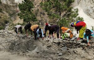 हेलंग उर्गम मोटर मार्ग पर हो रहे निर्माण कार्य की गुणवत्ता पर जनप्रतिनिधियों ने उठाये सवाल