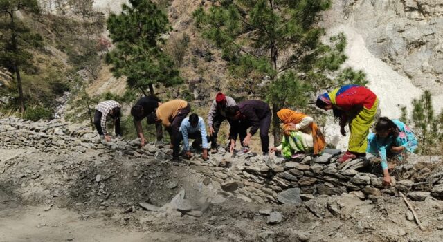 हेलंग उर्गम मोटर मार्ग पर हो रहे निर्माण कार्य की गुणवत्ता पर जनप्रतिनिधियों ने उठाये सवाल