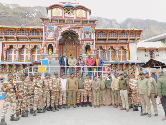 पुलिस महानिदेशक ने बद्रीनाथ धाम में शीतकालीन सुरक्षा ब्यवस्था का लिया जायजा