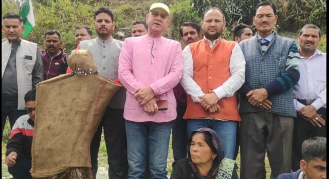 दिल्ली पुलिस द्वारा राहुल गाँधी के आवास पर की गई कार्रवाई पर कॉंग्रेस किया प्रदर्शन