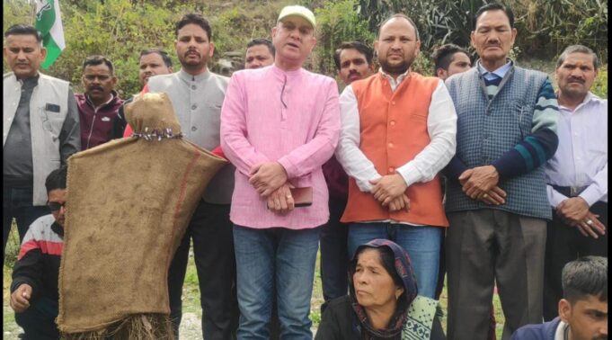 दिल्ली पुलिस द्वारा राहुल गाँधी के आवास पर की गई कार्रवाई पर कॉंग्रेस किया प्रदर्शन