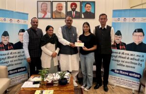 सैनिक कल्याण मंत्री ने भूतपूर्व सैनिक के आश्रितों को खेल एवं उच्च शिक्षा हेतु आर्थिक सहायता के चेक किये वितरित