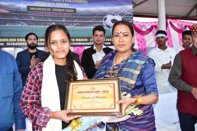 प्रथम नार्थ वैली फुटबॉल कप-2023 के समापन कार्यक्रम में पहुंची खेल मंत्री रेखा आर्या, खिलाड़ियों का बढ़ाया हौसला