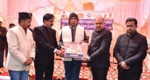 केंद्रीय स्वास्थ्य मंत्री पहुचे सीमांत गाँव मलारी, जनता से की मुलाकात