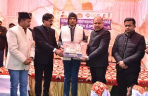 केंद्रीय स्वास्थ्य मंत्री पहुचे सीमांत गाँव मलारी, जनता से की मुलाकात