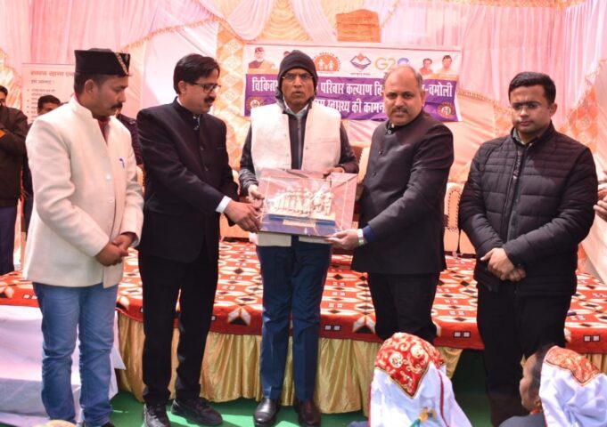 केंद्रीय स्वास्थ्य मंत्री पहुचे सीमांत गाँव मलारी, जनता से की मुलाकात