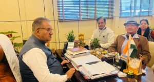 गृहकर में छूट को लेकर सैनिक कल्याण मंत्री गणेश जोशी से पूर्व सैनिकों ने की मुलाकात
