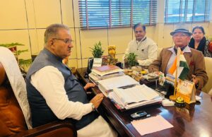 गृहकर में छूट को लेकर सैनिक कल्याण मंत्री गणेश जोशी से पूर्व सैनिकों ने की मुलाकात