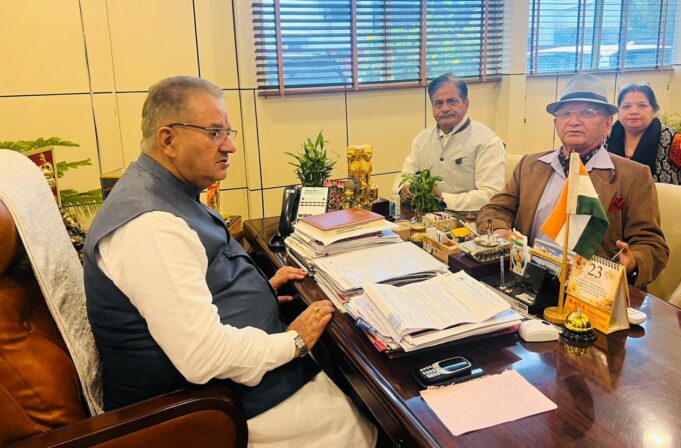 गृहकर में छूट को लेकर सैनिक कल्याण मंत्री गणेश जोशी से पूर्व सैनिकों ने की मुलाकात