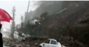 बारिस का कहर कई वाहन दबे