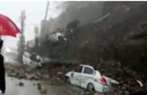 बारिस का कहर कई वाहन दबे