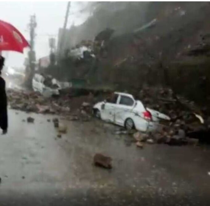 बारिस का कहर कई वाहन दबे