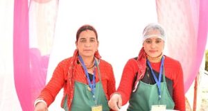 विधान सभा अध्यक्ष ऋतु खण्डूरी ने पहाडी व्यंजनों के स्टाल का किया निरीक्षण