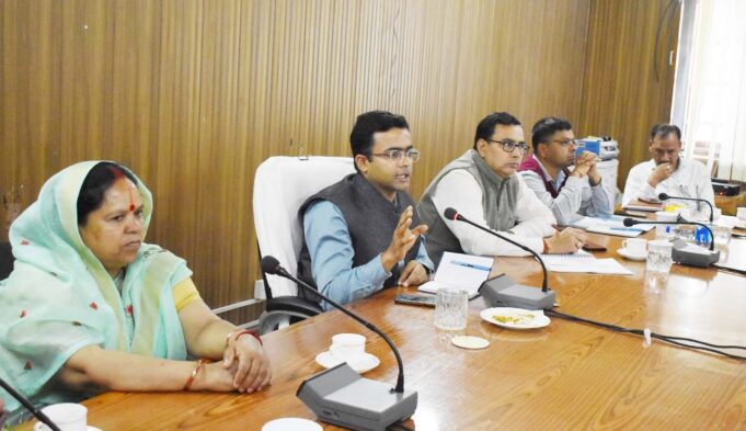 जिले के विकास को लेकर प्रतिनिधियों और प्रशासन के बीच मंथन शिविर