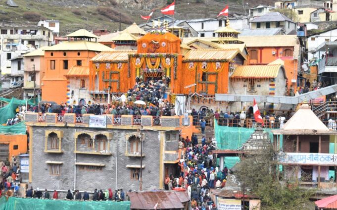 बद्री केदार मन्दिर में क्यूआर कोड मामले में समिति ने बद्रीनाथ थाने में दी तहरीर,