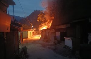 यहां दुकानो में लगी आग लाखो माल हुवा खाक