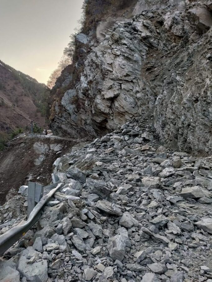 सफर के लिए निकल रहे तो देखिये यहां सड़क बंद है