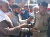 जाम में फँसे श्रद्धालुओं को बिस्कुट,पानी की बोतलें बाँट, चमोली पुलिस ने जीता श्रद्धालुओं का दिल।