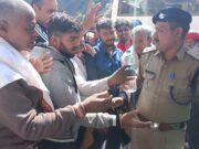 जाम में फँसे श्रद्धालुओं को बिस्कुट,पानी की बोतलें बाँट, चमोली पुलिस ने जीता श्रद्धालुओं का दिल।
