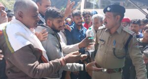 जाम में फँसे श्रद्धालुओं को बिस्कुट,पानी की बोतलें बाँट, चमोली पुलिस ने जीता श्रद्धालुओं का दिल।