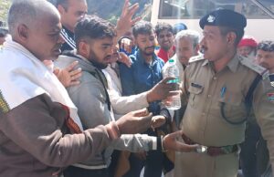 जाम में फँसे श्रद्धालुओं को बिस्कुट,पानी की बोतलें बाँट, चमोली पुलिस ने जीता श्रद्धालुओं का दिल।