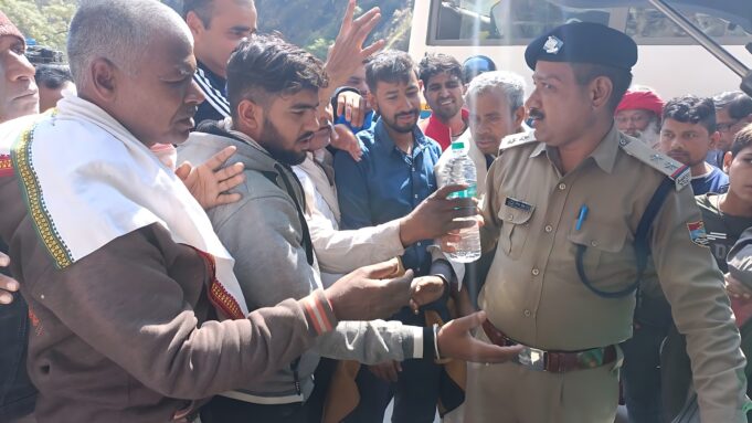 जाम में फँसे श्रद्धालुओं को बिस्कुट,पानी की बोतलें बाँट, चमोली पुलिस ने जीता श्रद्धालुओं का दिल।