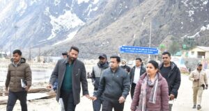 डीएम ने बद्रीनाथ पहुंचकर चारधाम यात्रा व्यवस्थाओं का लिया जायजा।