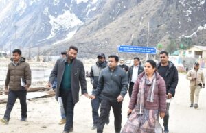 डीएम ने बद्रीनाथ पहुंचकर चारधाम यात्रा व्यवस्थाओं का लिया जायजा।