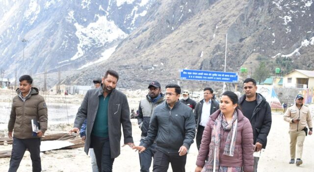 डीएम ने बद्रीनाथ पहुंचकर चारधाम यात्रा व्यवस्थाओं का लिया जायजा।