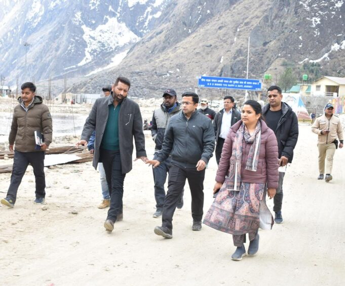 डीएम ने बद्रीनाथ पहुंचकर चारधाम यात्रा व्यवस्थाओं का लिया जायजा।