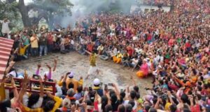 आस्था और विश्वास !– दहकते अंगारो के बीच जाख देवता का हैरतंगैज नृत्य,