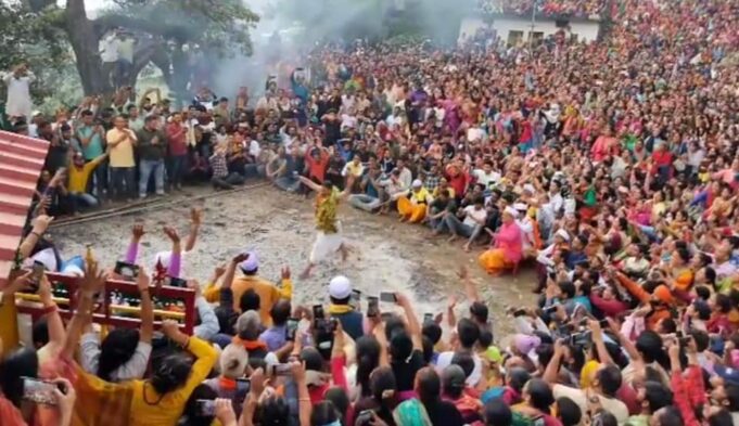 आस्था और विश्वास !– दहकते अंगारो के बीच जाख देवता का हैरतंगैज नृत्य,