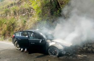 कार में लगी आग , सभी सवार सुरक्षित