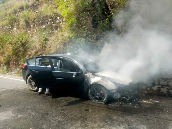 कार में लगी आग , सभी सवार सुरक्षित