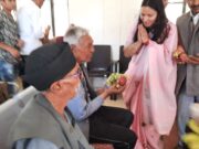 महिला मोर्चा ने सेवा कार्यक्रम के तहत वृद्धा आश्रम बांटे फल