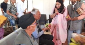 महिला मोर्चा ने सेवा कार्यक्रम के तहत वृद्धा आश्रम बांटे फल