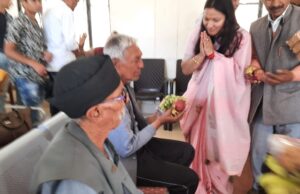 महिला मोर्चा ने सेवा कार्यक्रम के तहत वृद्धा आश्रम बांटे फल