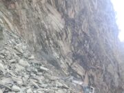 बद्रीनाथ राष्ट्रीय राजमार्ग बाजपुर में मलबा आने से हुवा अवरुद्ध, मलबा हटाने का कार्य जारी