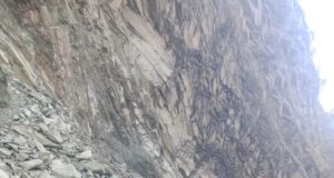 बद्रीनाथ राष्ट्रीय राजमार्ग बाजपुर में मलबा आने से हुवा अवरुद्ध, मलबा हटाने का कार्य जारी