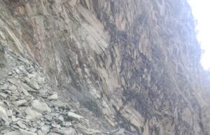 बद्रीनाथ राष्ट्रीय राजमार्ग बाजपुर में मलबा आने से हुवा अवरुद्ध, मलबा हटाने का कार्य जारी