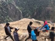 हालात ए बयां: 8किमी कंधों पर लादकर बीमार को पहुचाया अस्पताल