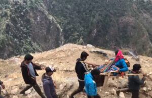 हालात ए बयां: 8किमी कंधों पर लादकर बीमार को पहुचाया अस्पताल