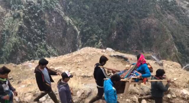 हालात ए बयां: 8किमी कंधों पर लादकर बीमार को पहुचाया अस्पताल