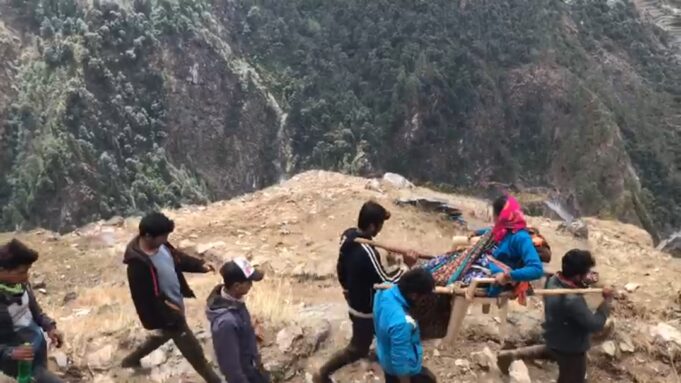 हालात ए बयां: 8किमी कंधों पर लादकर बीमार को पहुचाया अस्पताल