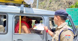 चारधाम यात्रा पर आने वाले श्रद्धालुओं/पर्यटकों को चमोली पुलिस दे रही जनपद के प्रमुख तीर्थ/पर्यटन स्थलों की जानकारी