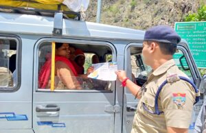 चारधाम यात्रा पर आने वाले श्रद्धालुओं/पर्यटकों को चमोली पुलिस दे रही जनपद के प्रमुख तीर्थ/पर्यटन स्थलों की जानकारी