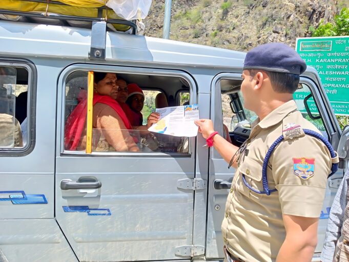 चारधाम यात्रा पर आने वाले श्रद्धालुओं/पर्यटकों को चमोली पुलिस दे रही जनपद के प्रमुख तीर्थ/पर्यटन स्थलों की जानकारी